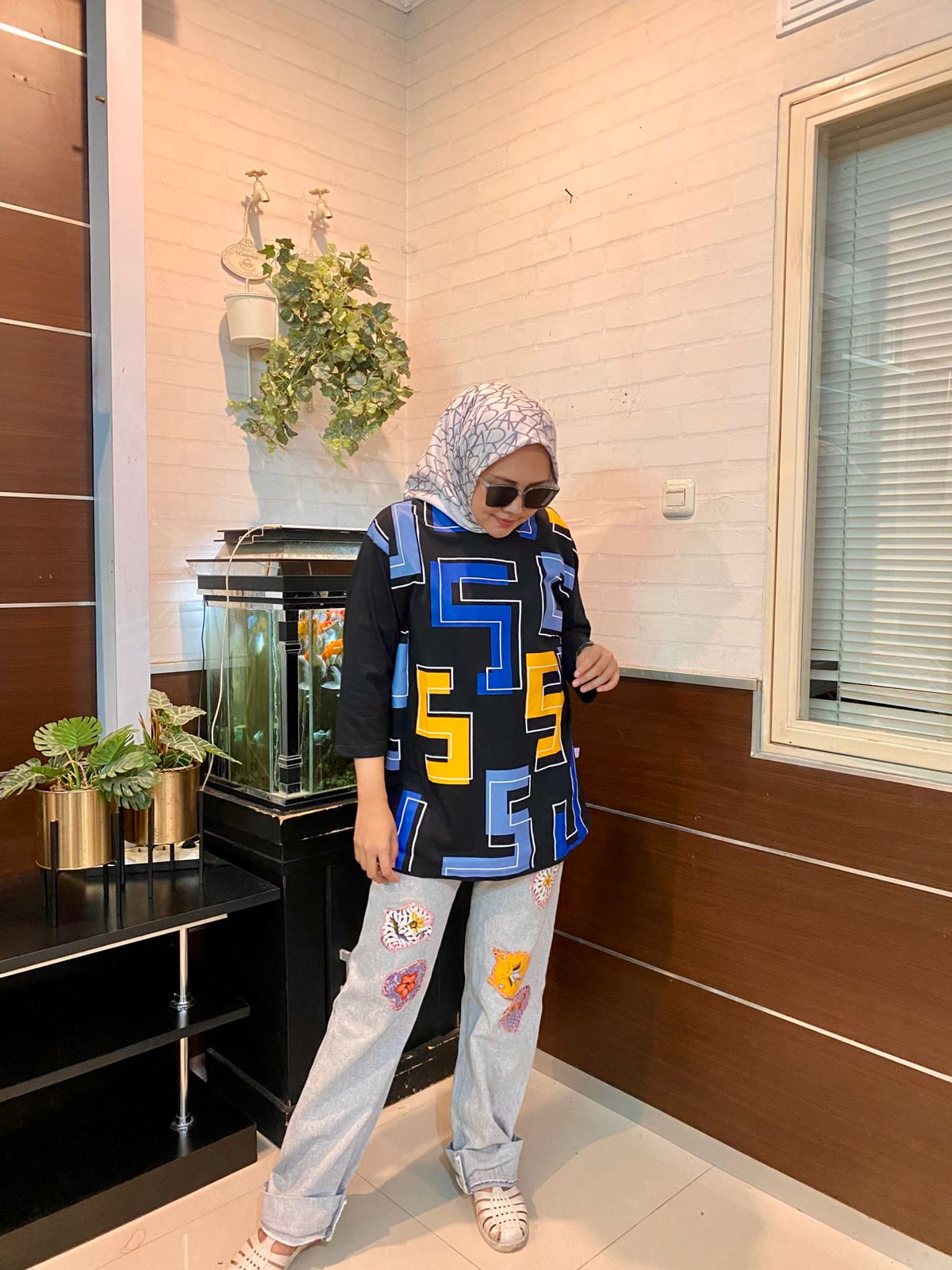 Sabhira Atasan Inisial S Hitam 